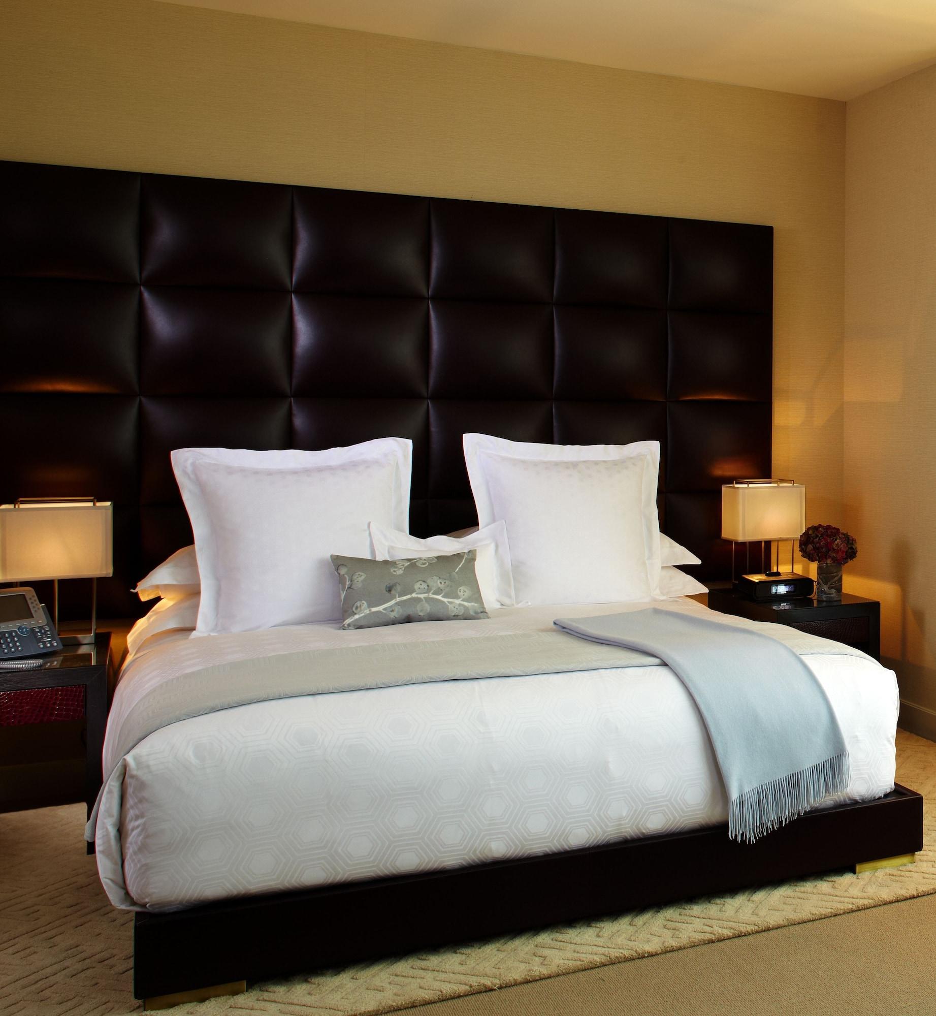 The Dominick Hotel New York Exterior foto A bed with a large headboard