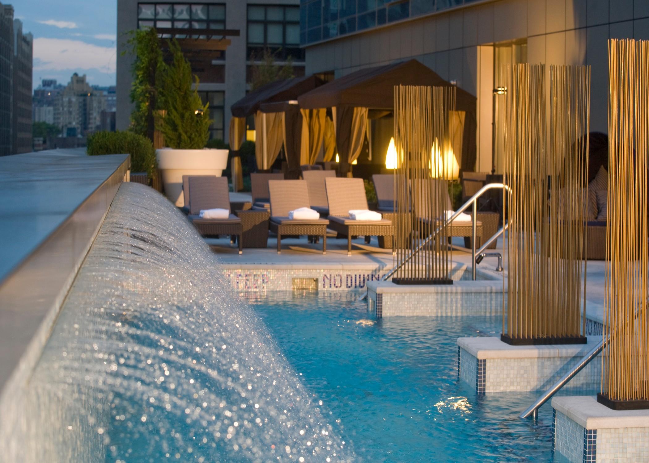 The Dominick Hotel New York Exterior foto The rooftop pool at the Mandarin Oriental