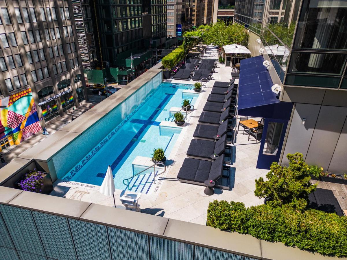 The Dominick Hotel New York Exterior foto The rooftop pool at The Standard East Village