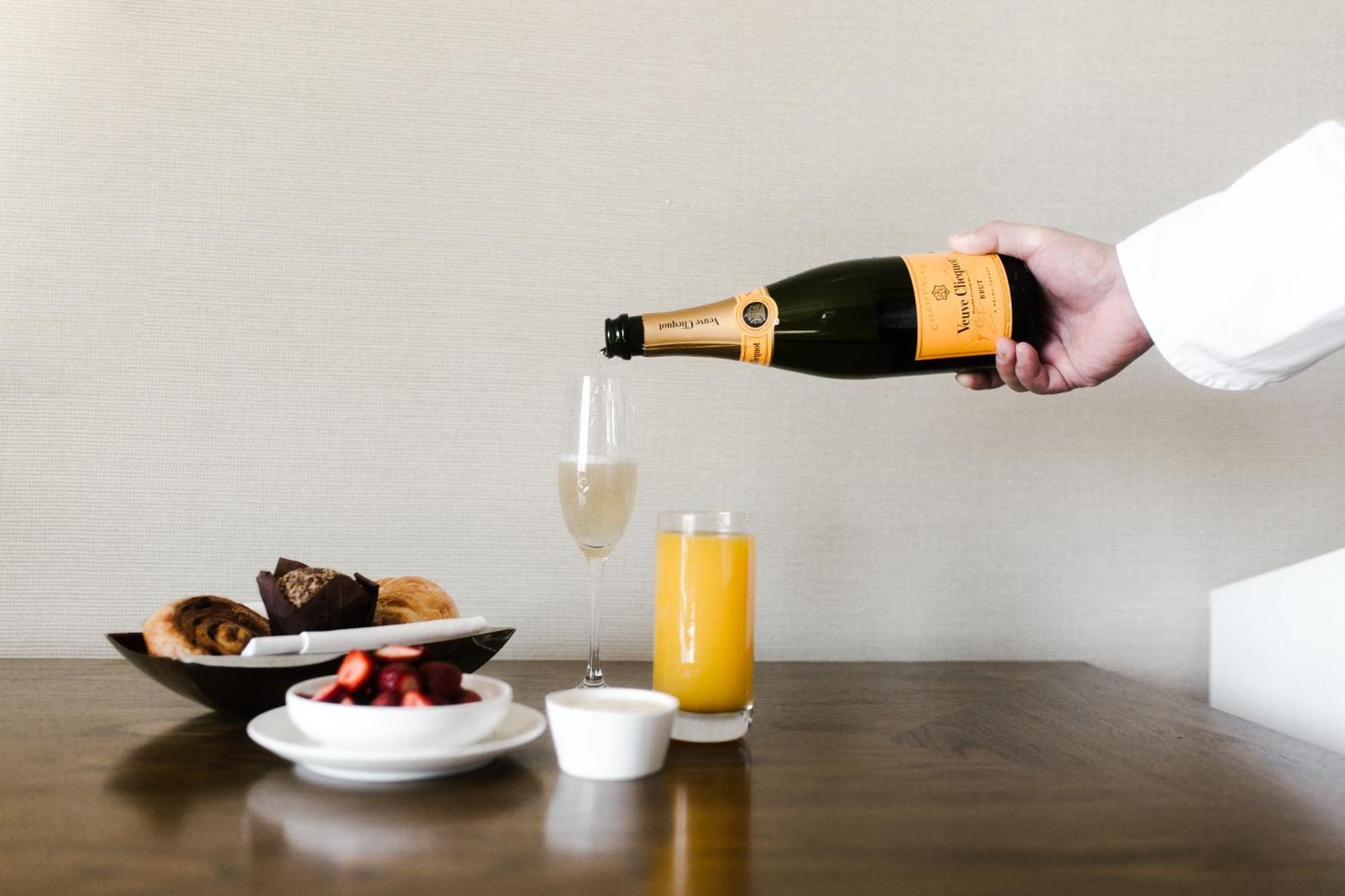 The Dominick Hotel New York Exterior foto A bottle of Veuve Clicquot Champagne