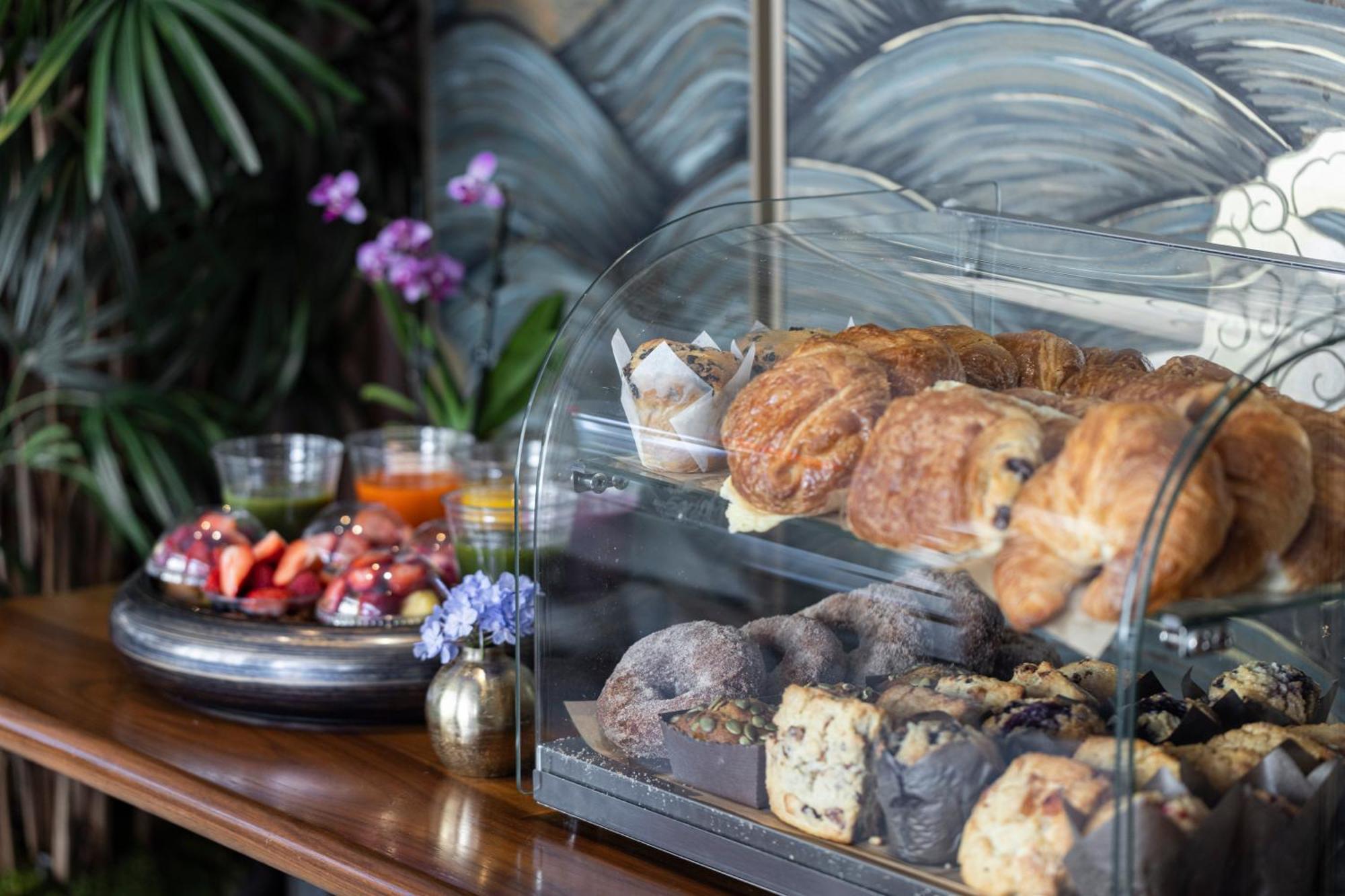 The Dominick Hotel New York Exterior foto A pastry display case