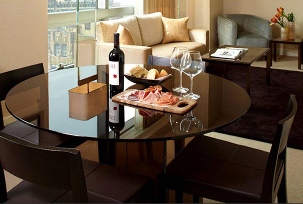 The Dominick Hotel New York Zimmer foto A wine table