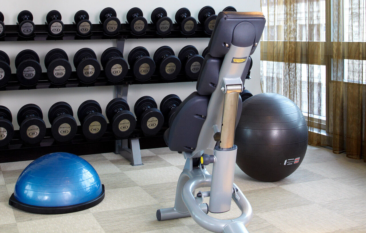 The Dominick Hotel New York Exterior foto A leg press machine